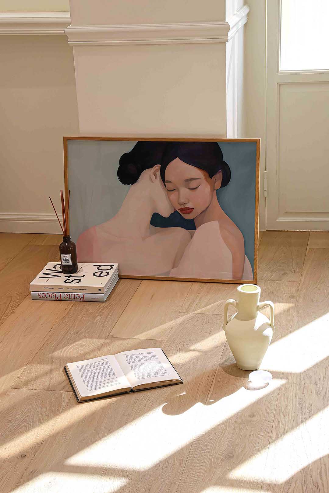 Twee vrouwen in omhelzing – liggende portret wanddecoratie van WallArtistic