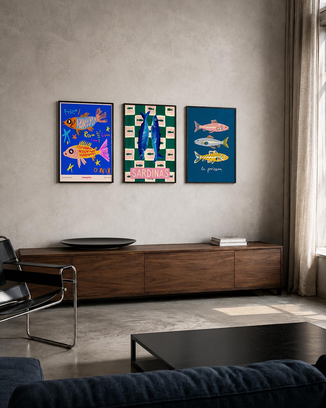 Vrolijke vissen posterset – tweede productweergave – twee kleurrijke vissen zwemmen op een felblauwe
