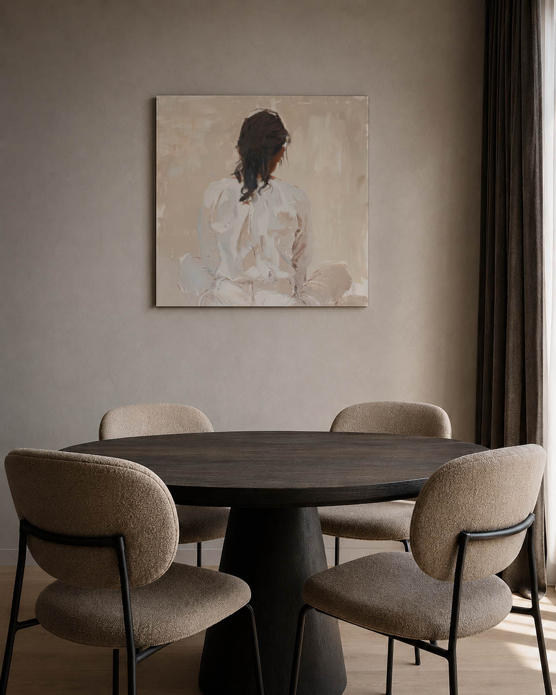 Vrouw in reflectie kunstwerk – tweede productweergave – dit werk toont een vrouw van achteren, zittend in een serene houding.