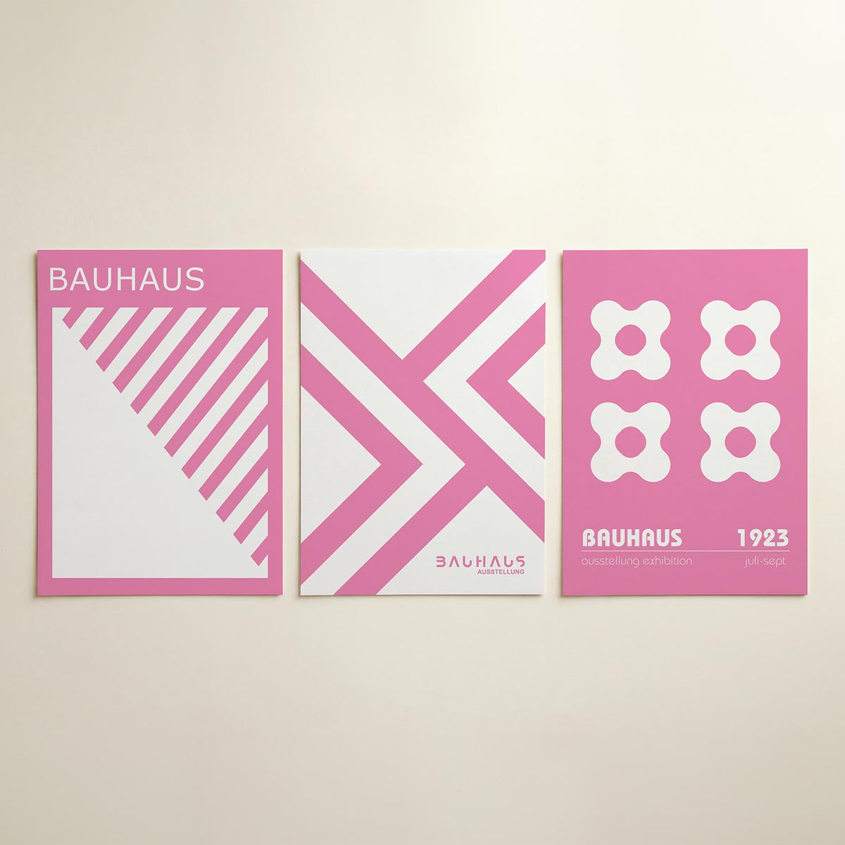 Roze lijnenspel posterset – detailweergave – deze posterset in drie delen toont een speelse wisselwerking van roze diagonale