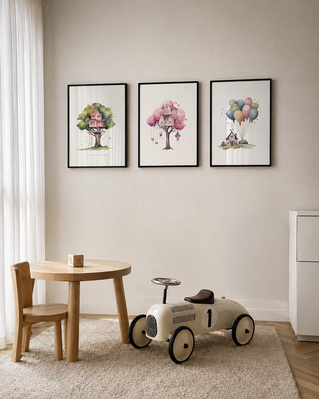 Boomhuis fantasie posterset – tweede productweergave – een boomhuis in zachte roze tinten, omgeven door weelderig