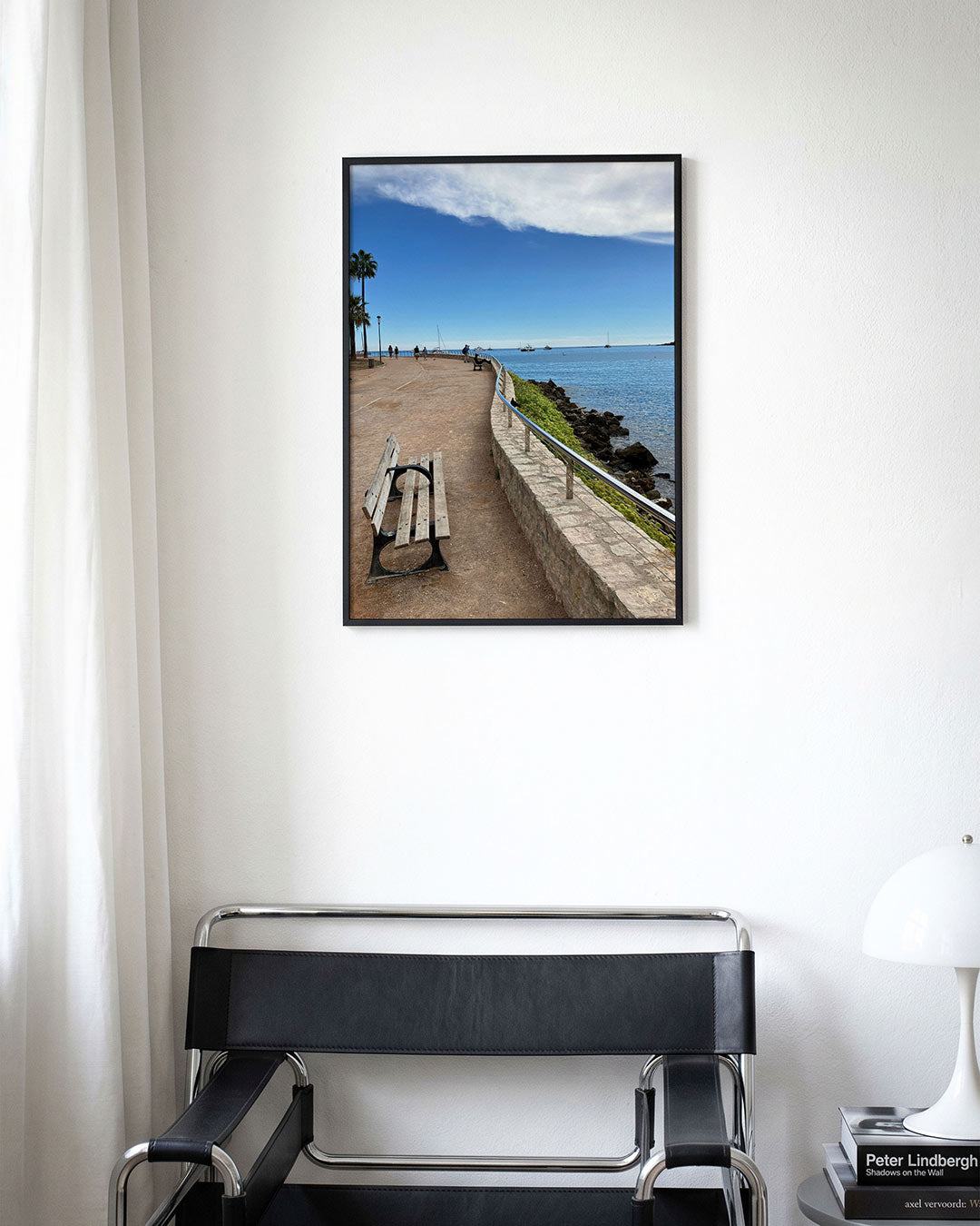 Zeezicht promenade poster – derde productweergave – een kronkelend pad langs de kust met bankjes, omgeven door blauwe lucht