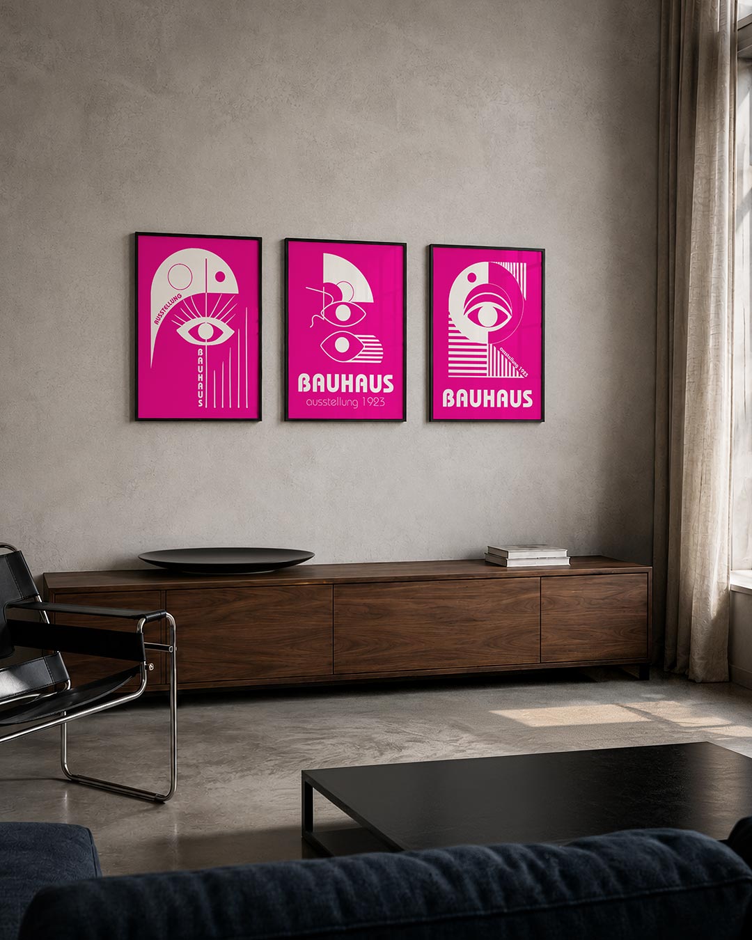 Oog en lijnen driedelige posterset – een felroze achtergrond met witte geometrische vormen. Een groot oog centraal, omringd