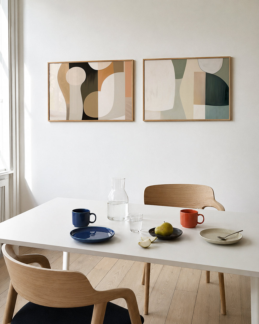 Tweedelige posterset met vloeiende lijnen en zachte kleurvlakken in beige, bruin en zwart, getoond in een interieur