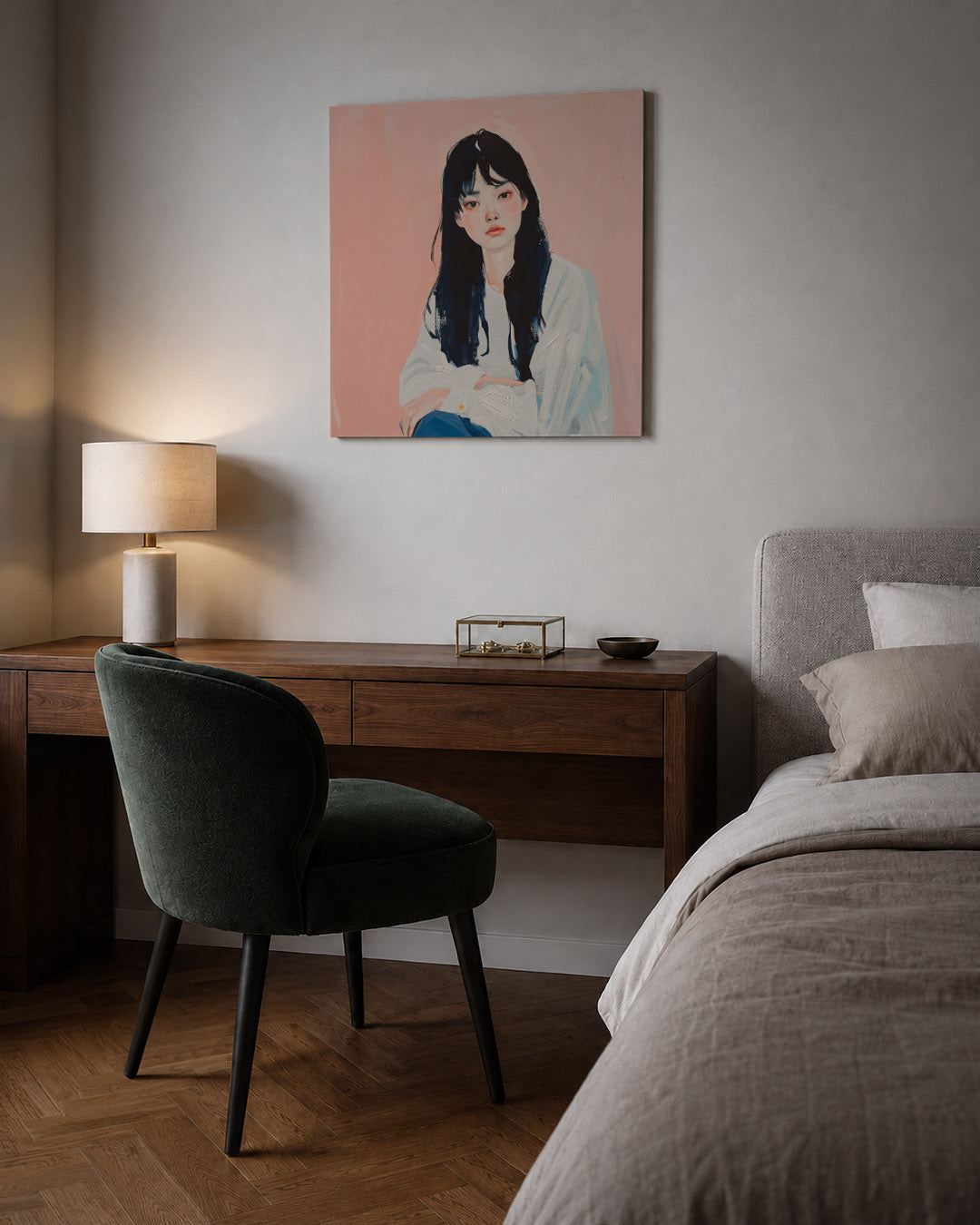 Dromerige portretstudie kunstwerk – sfeerbeeld – dit kunstwerk toont een jonge vrouw tegen een zachte roze achtergrond. De