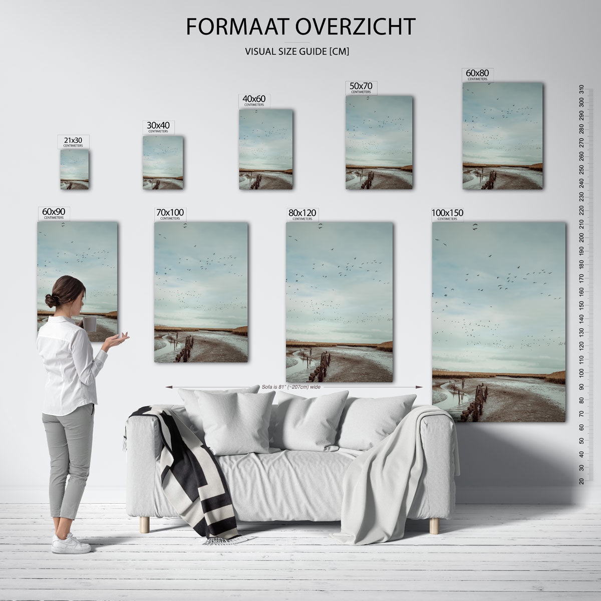 Vogels boven landschap poster – sfeerbeeld – een serene lucht vol vogels boven een uitgestrekt landschap met water en riet.