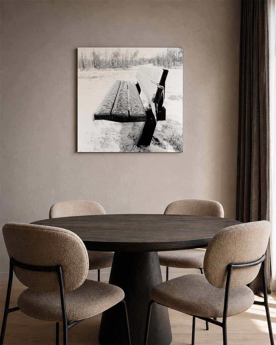 Bevroren bankje kunstwerk – tweede productweergave – een zwart-wit foto van een bevroren bankje in een besneeuwd landschap.