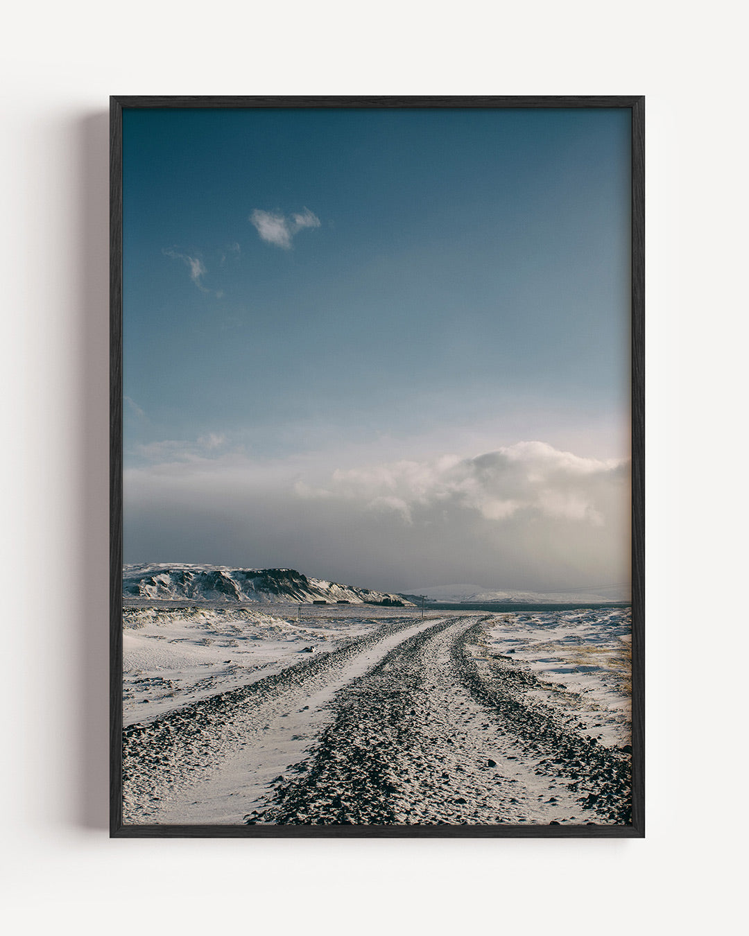 Weg in winterlandschap poster – portret wanddecoratie – een kronkelende weg leidt door een besneeuwd landschap onder een