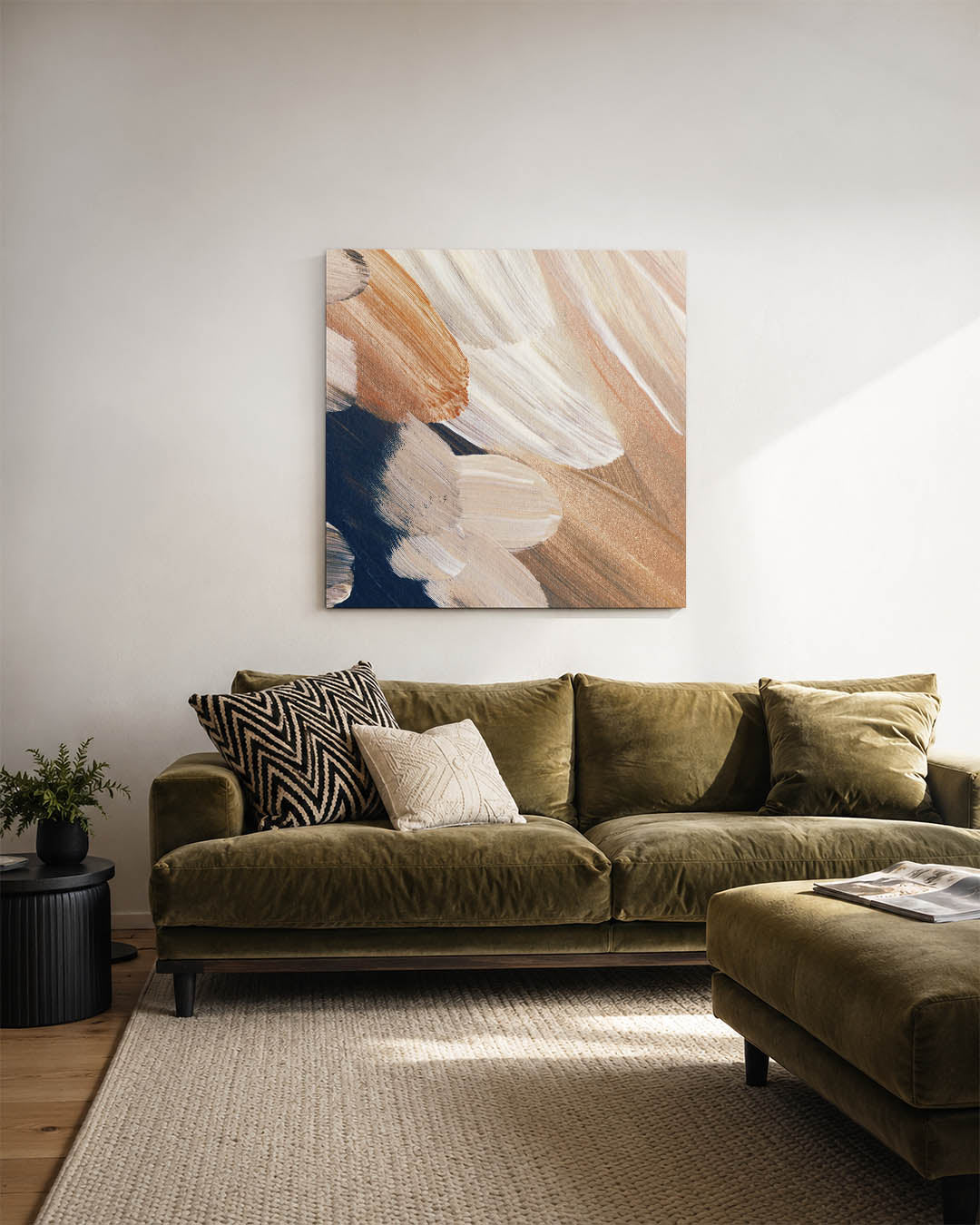 Organische borstelvegen kunstwerk – sfeerbeeld – dit kunstwerk toont vloeiende borstelvegen in beige en bruin, met subtiele