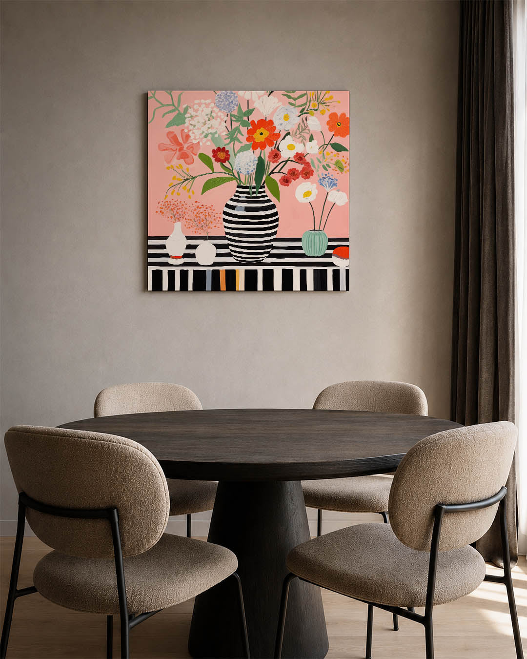 Bloemrijke compositie kunstwerk – derde productweergave – dit kunstwerk toont een levendig boeket in een gestreepte vaas