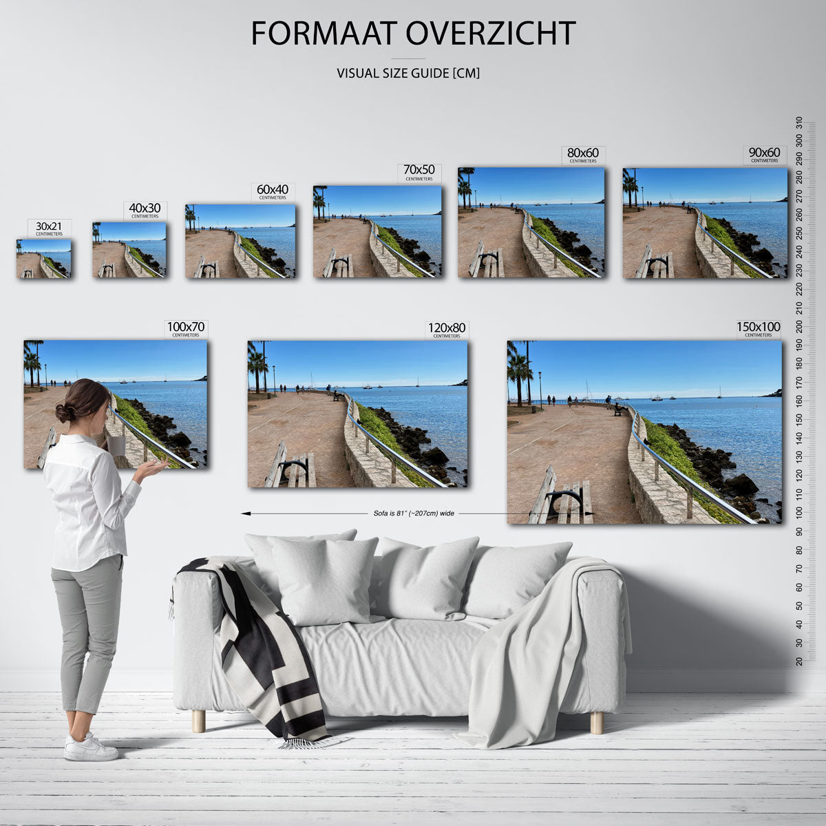 Zomerse kustwandeling poster – sfeerbeeld – een zonnige kustwandeling met een helderblauwe lucht en zee. Palmbomen en een
