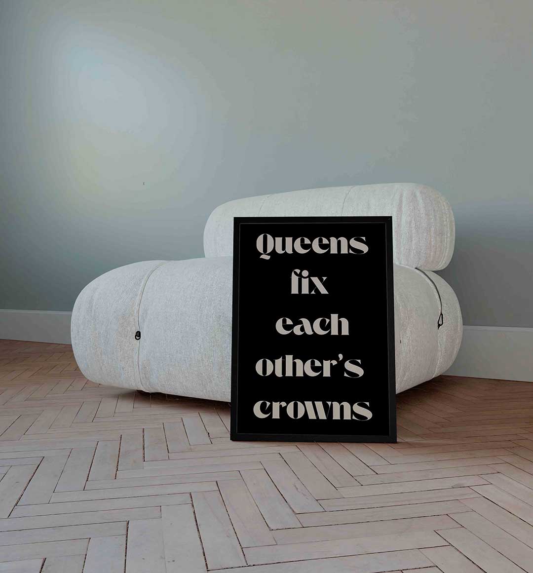 Queens fix each other's crowns – Pop Art wandkunst als portret poster