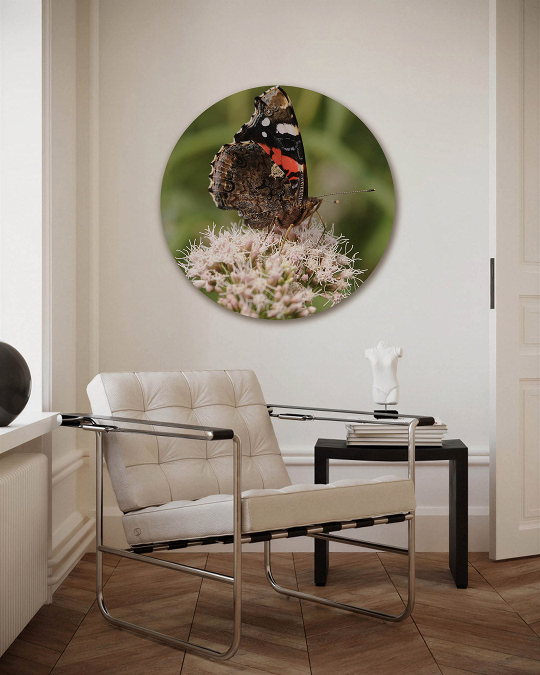Vlinder op bloem – fotografie muurcirkel als ronde wanddecoratie