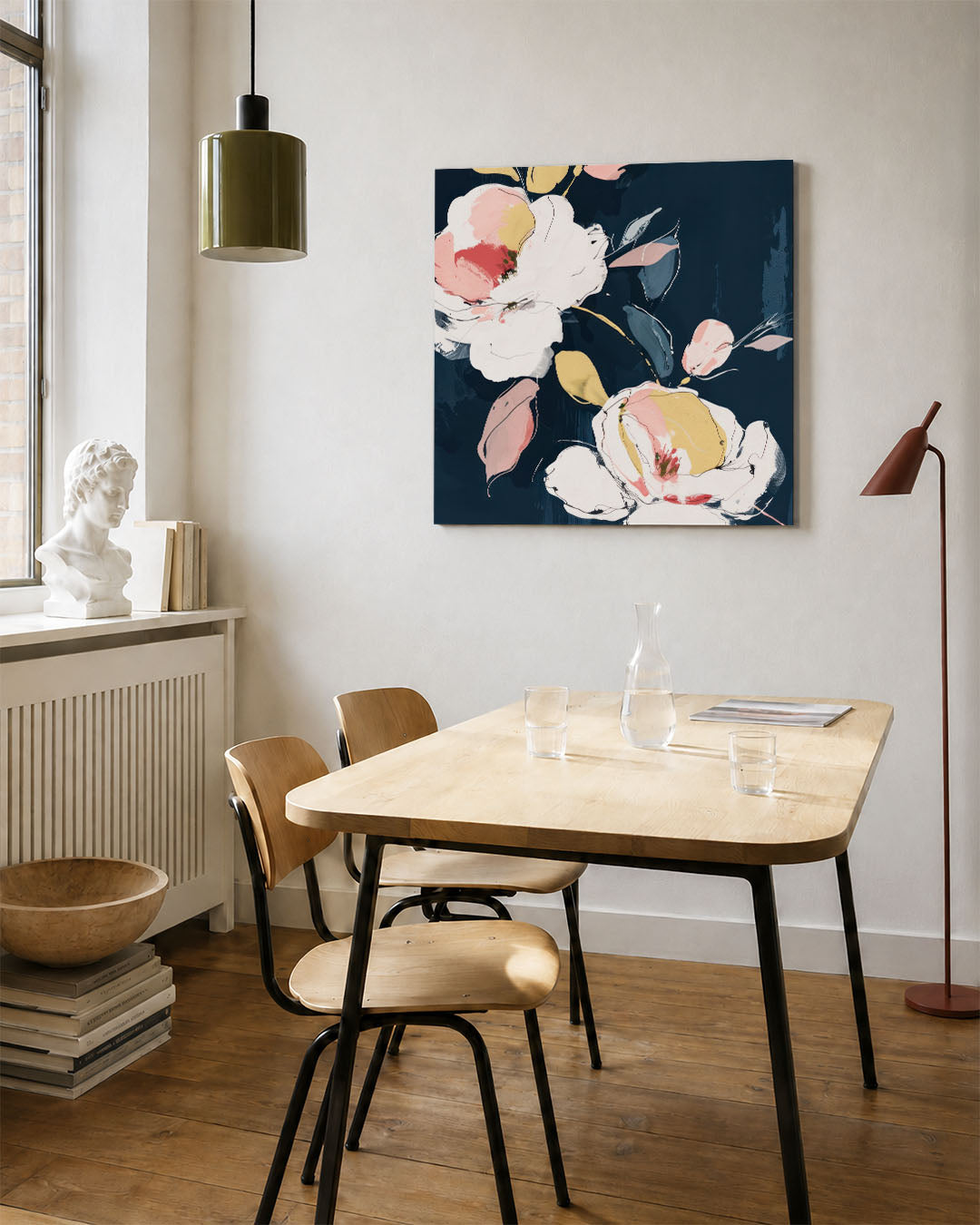 Bloemmotief op donkere achtergrond kunstwerk – vierkante wanddecoratie – dit werk toont delicate bloemen in zachte tinten