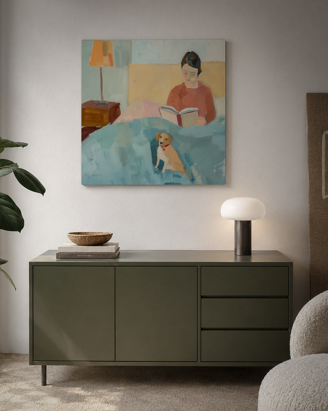 Lezende vrouw met hond kunstwerk – detailweergave – een vrouw leest een boek in bed, omringd door zachte kleuren. Een hond