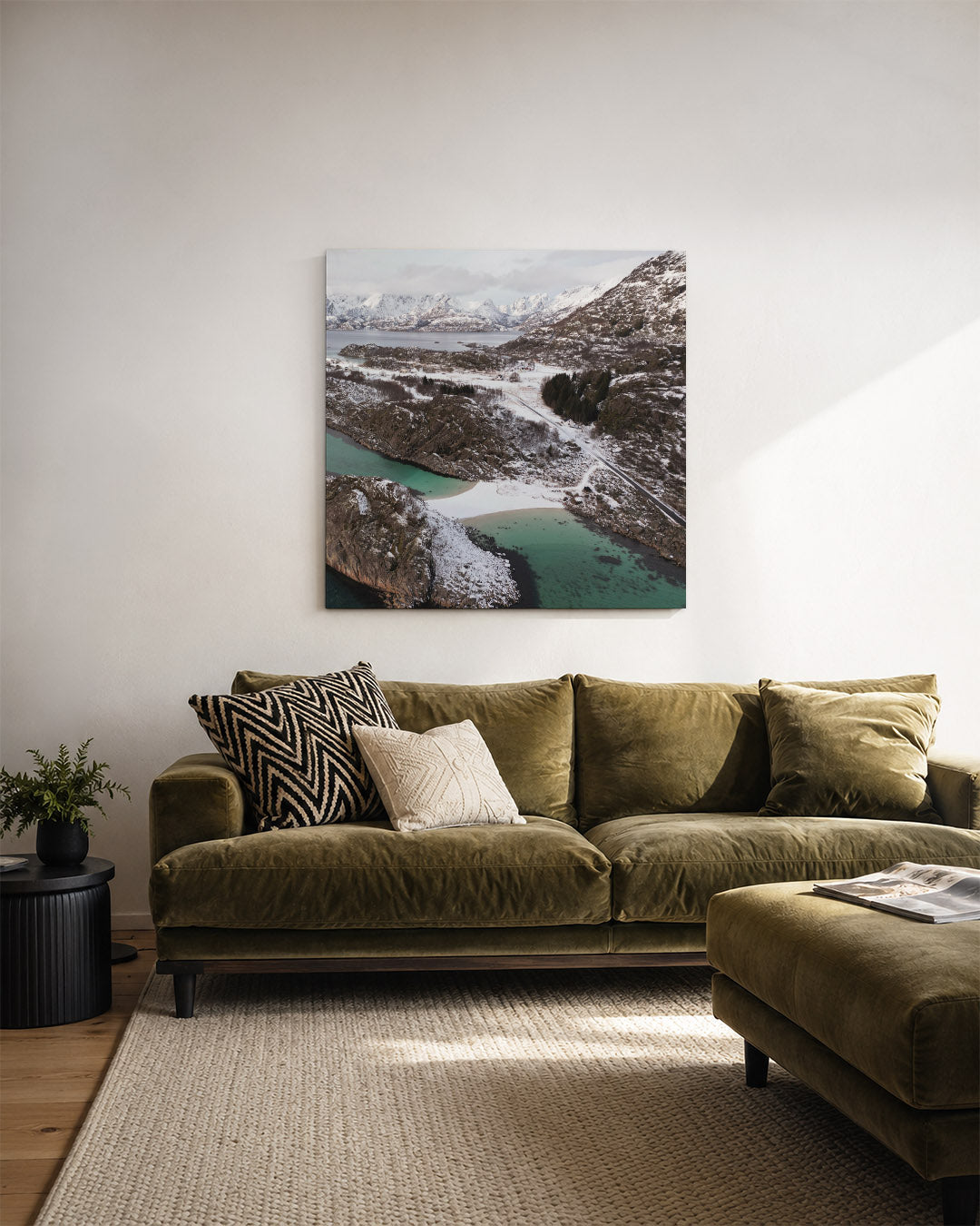 Berglandschap met sneeuw kunstwerk – derde productweergave – een serene winterse scène met besneeuwde bergen en een turquoise