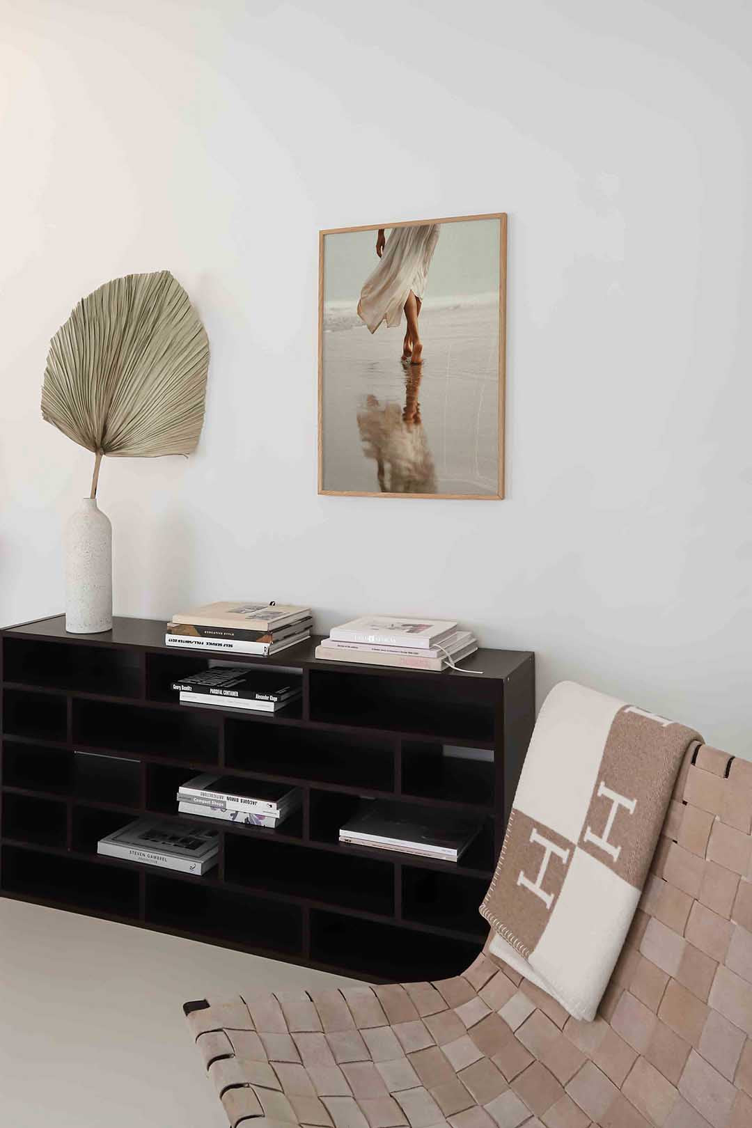 Vrouw in witte jurk – staande natuur wanddecoratie van WallArtistic