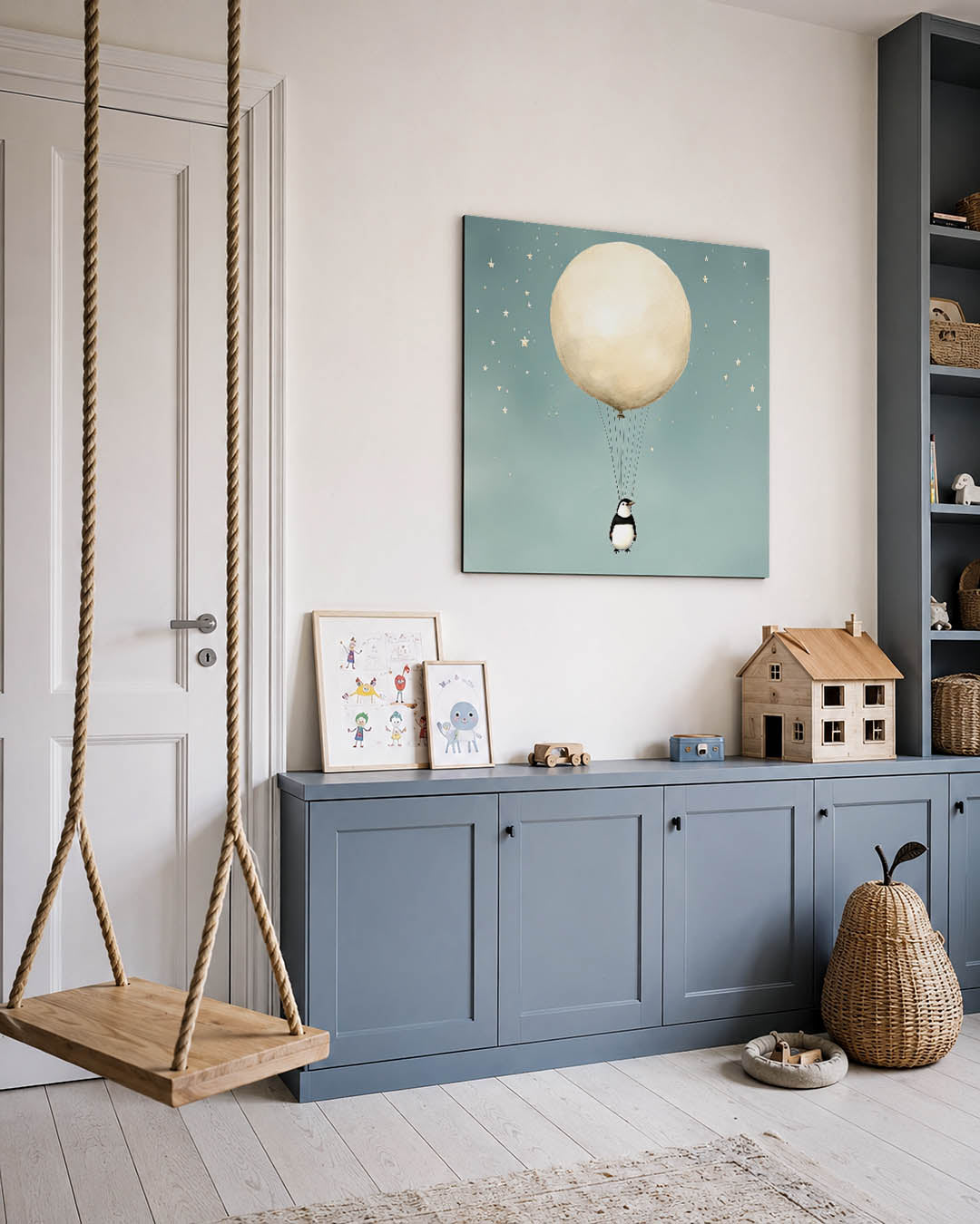 Dromerige ballonvlucht kunstwerk – vierkante wanddecoratie – een pinguïn zweeft aan een grote ballon in een sterrenhemel. De