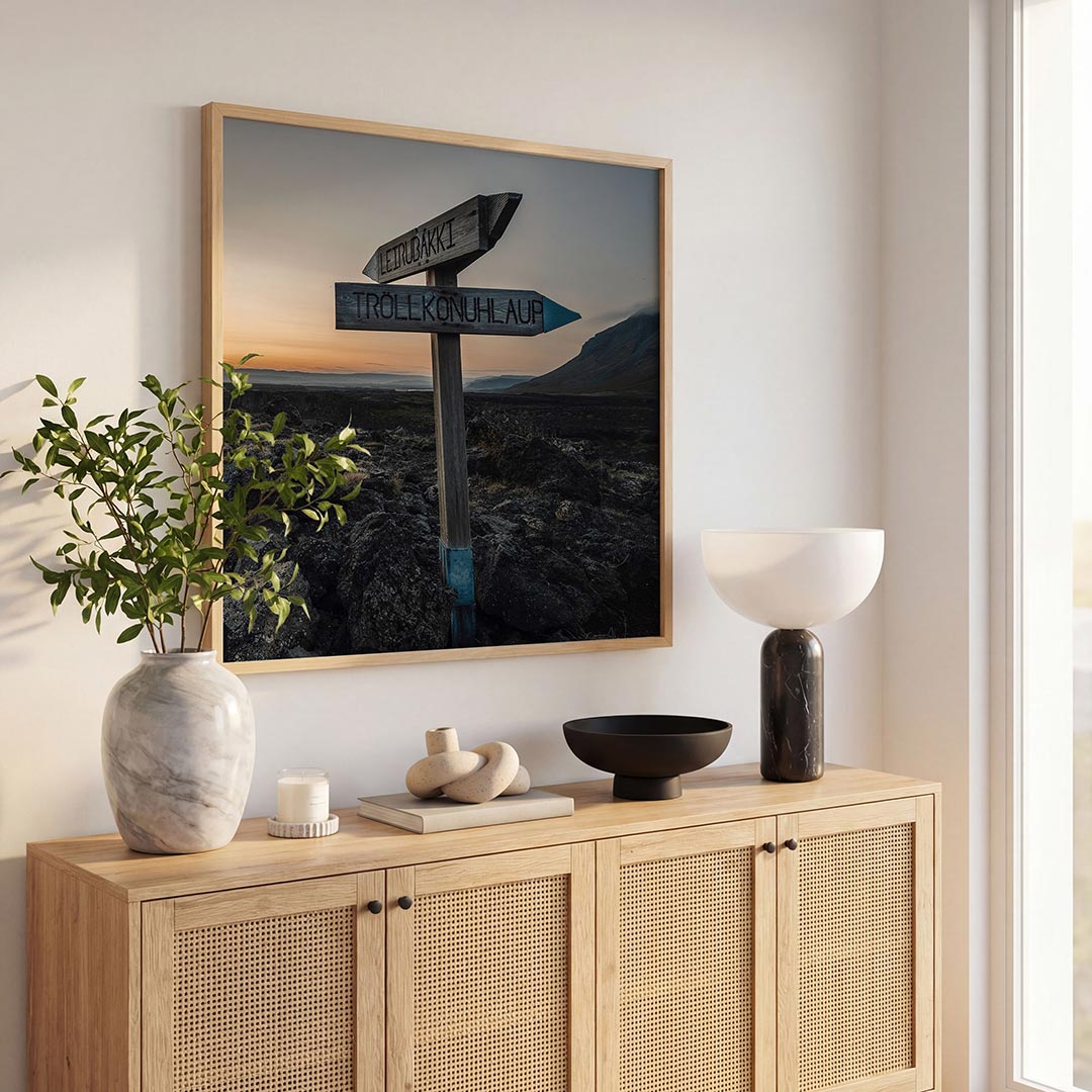 Wegwijzer in landschap poster – tweede productweergave – een houten wegwijzer staat in een ruig landschap met een kleurrijke