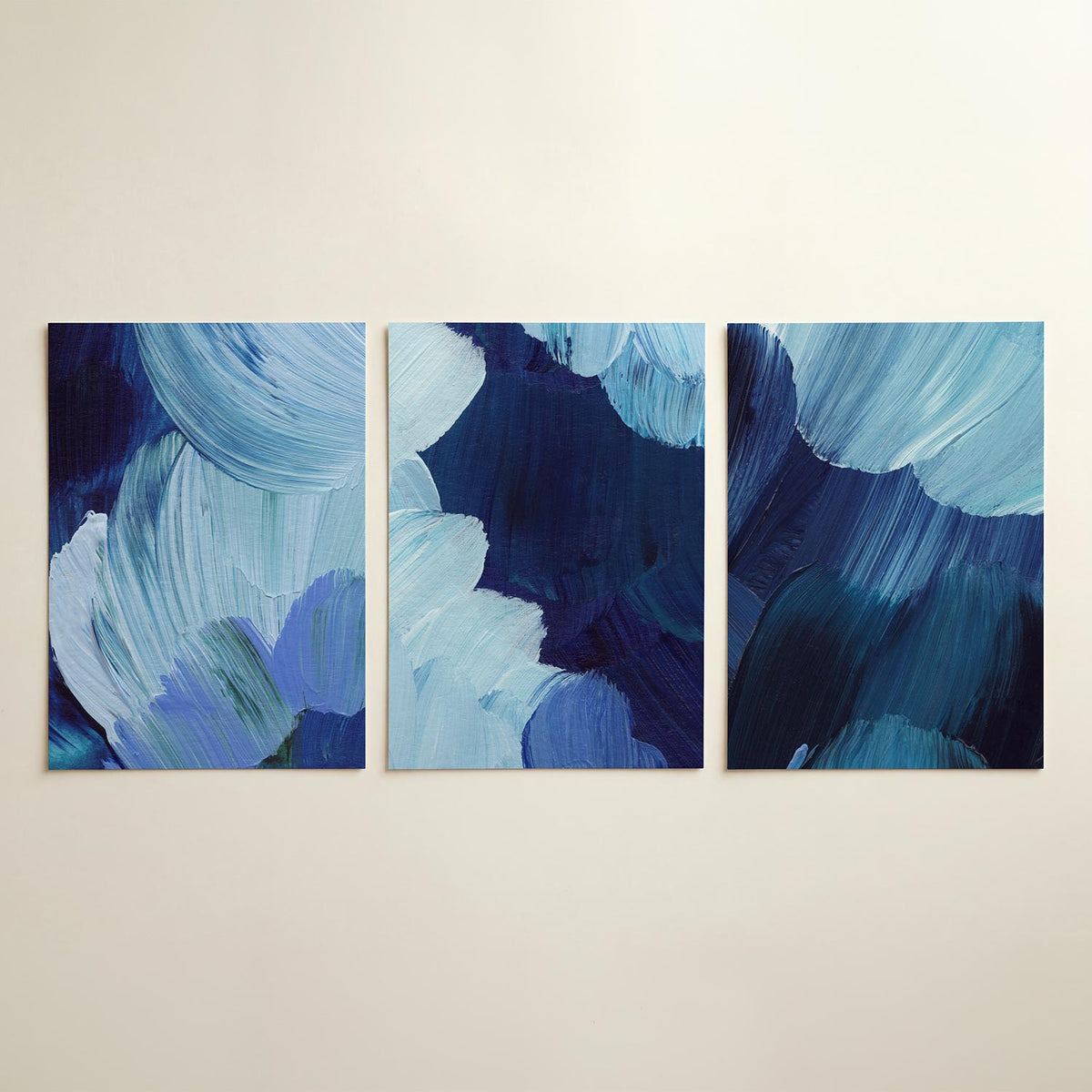 Blauwe kleurvlakken driedelige posterset in interieur
