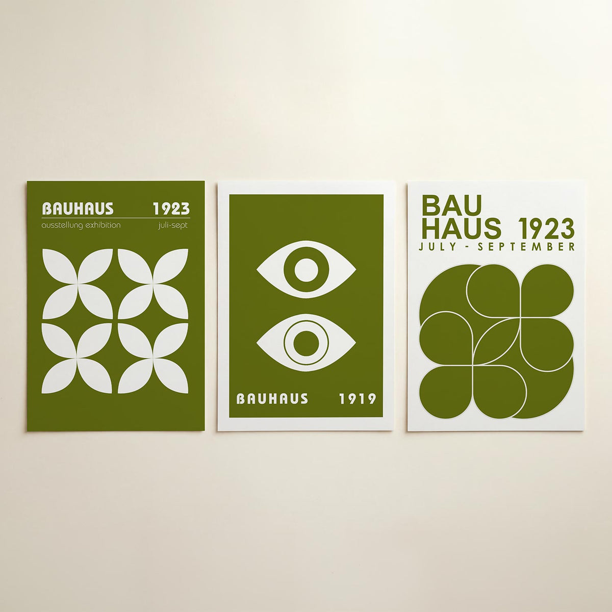 Vorm en kleur posterset – detailweergave – deze posterset in drie delen toont een ritmisch patroon van witte bloemachtige
