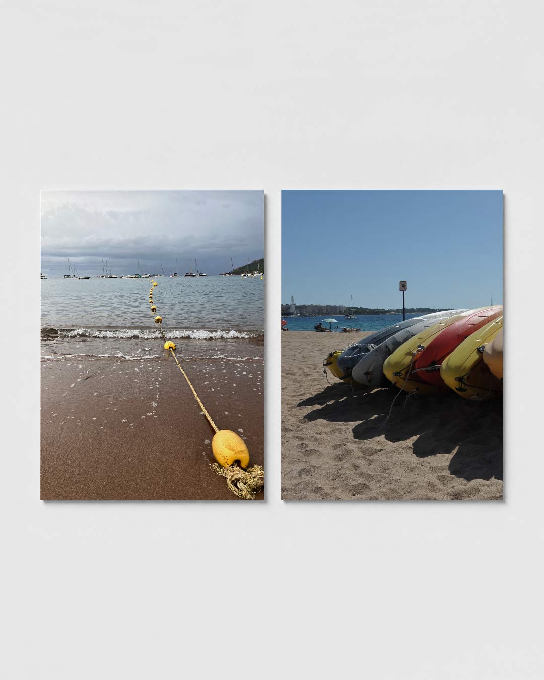 Zee en lijnen posterset – sfeerbeeld – een lijn van gele boeien leidt het oog van het strand naar de horizon, waar boten