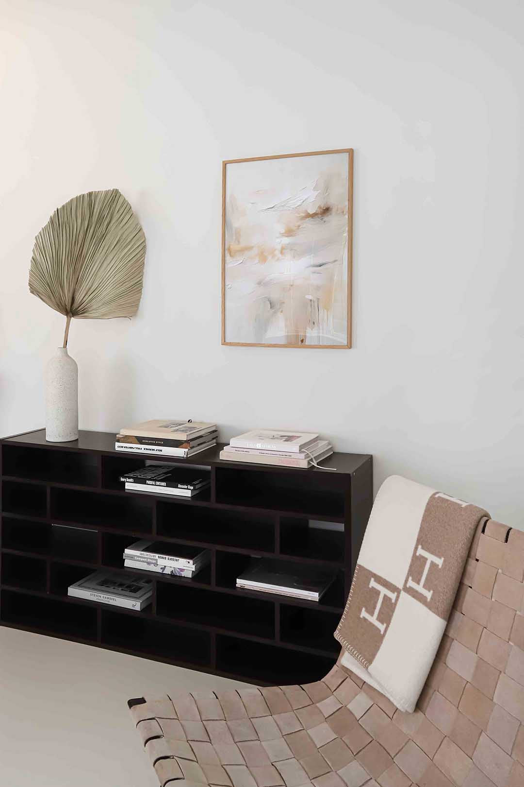 Beige en wit abstracte – staande zachte abstracte wanddecoratie van WallArtistic