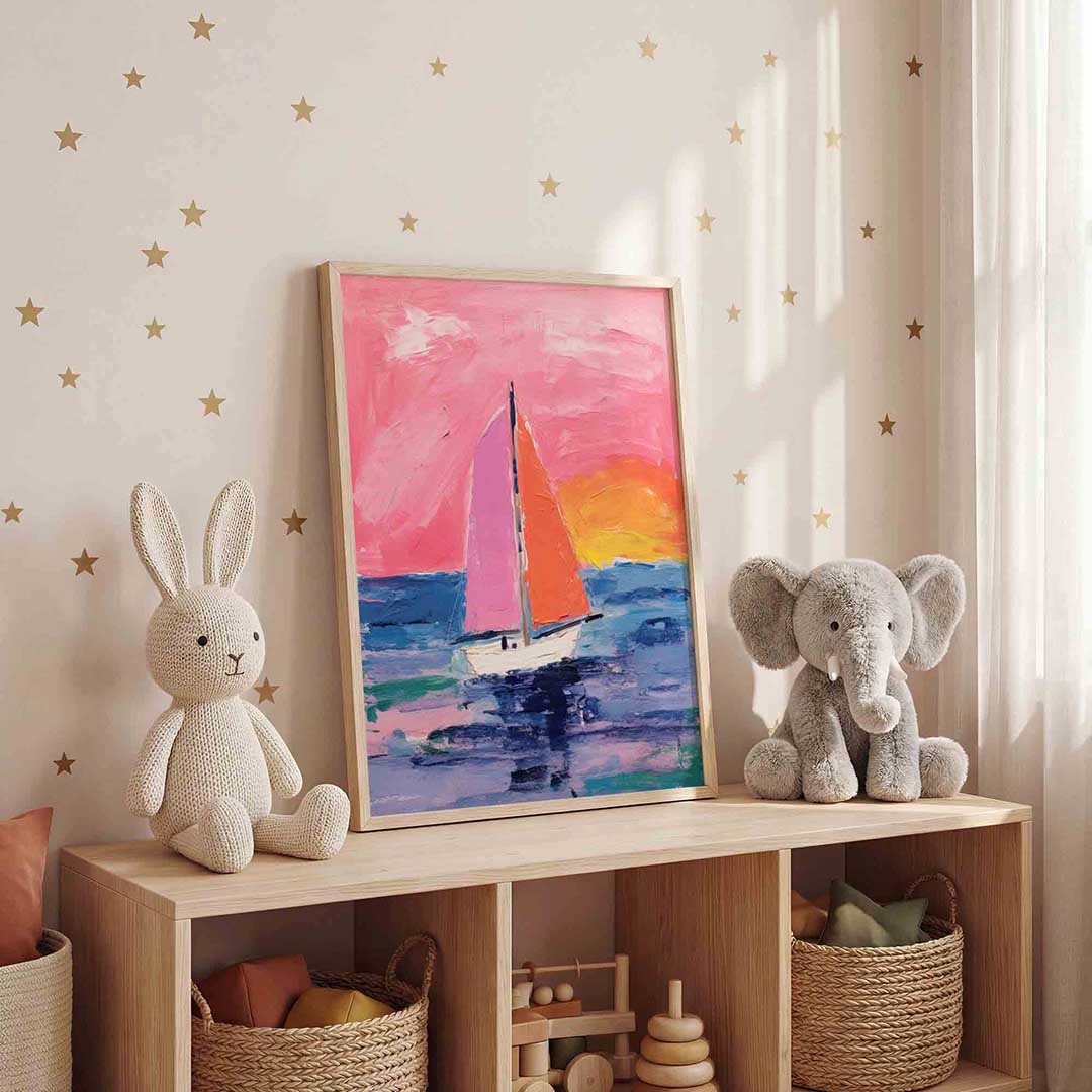 Zeilboot op kleurrijke zee – staande kinderkamer wanddecoratie van WallArtistic