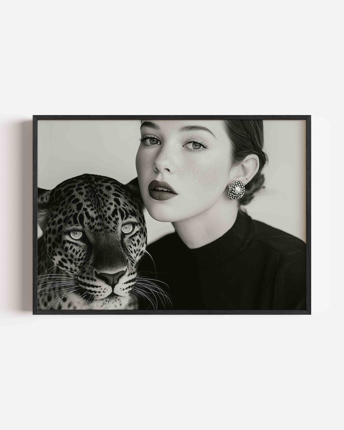 Vrouw en luipaard – vrouwelijk portret als landscape poster