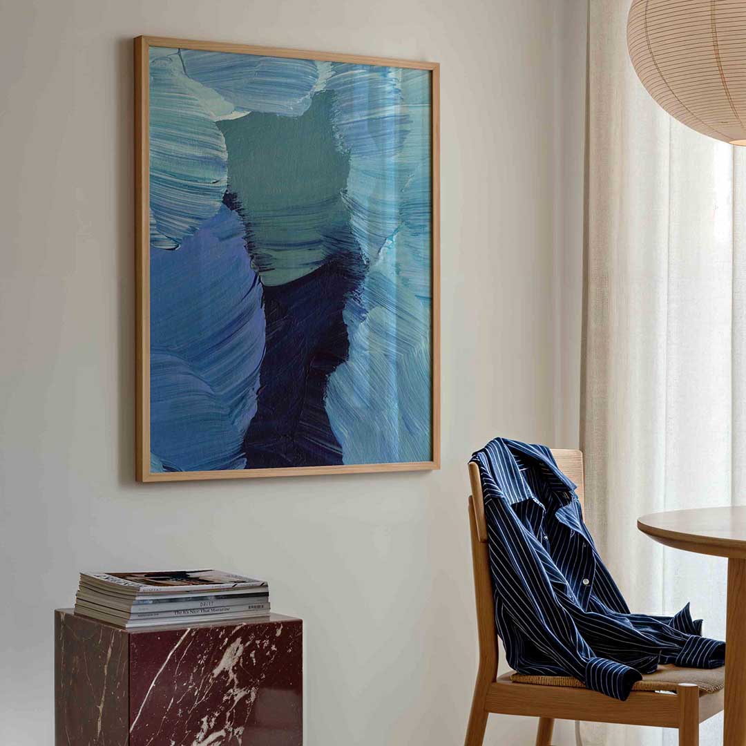 Blauwe penseelstreken – artistieke poster in staand formaat