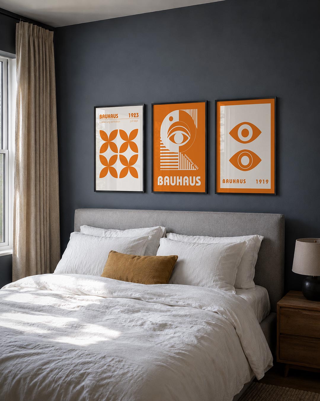 Oranje bloemvormen posterset – derde productweergave – deze posterset in drie delen toont een ritmisch patroon van oranje