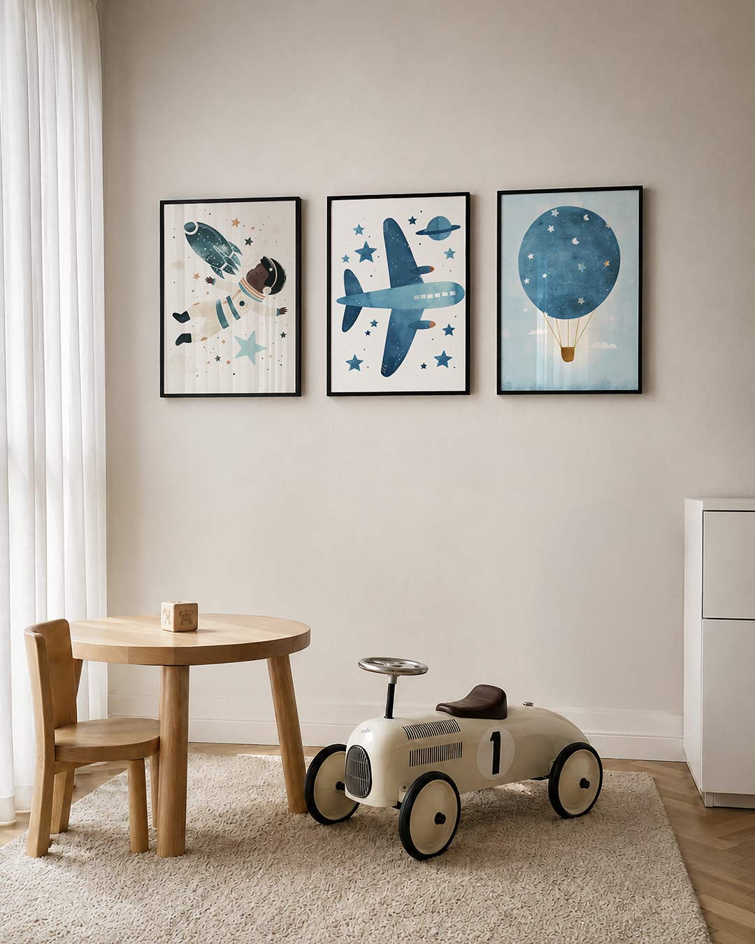 Ruimteavontuur illustratie posterset – tweede productweergave – een vrolijke astronaut zweeft tussen sterren en planeten