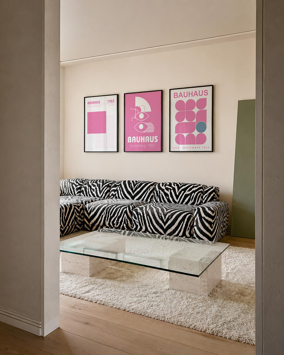 Roze lijnenspel posterset – tweede productweergave – deze posterset in drie delen toont een groot roze vierkant met daaronder