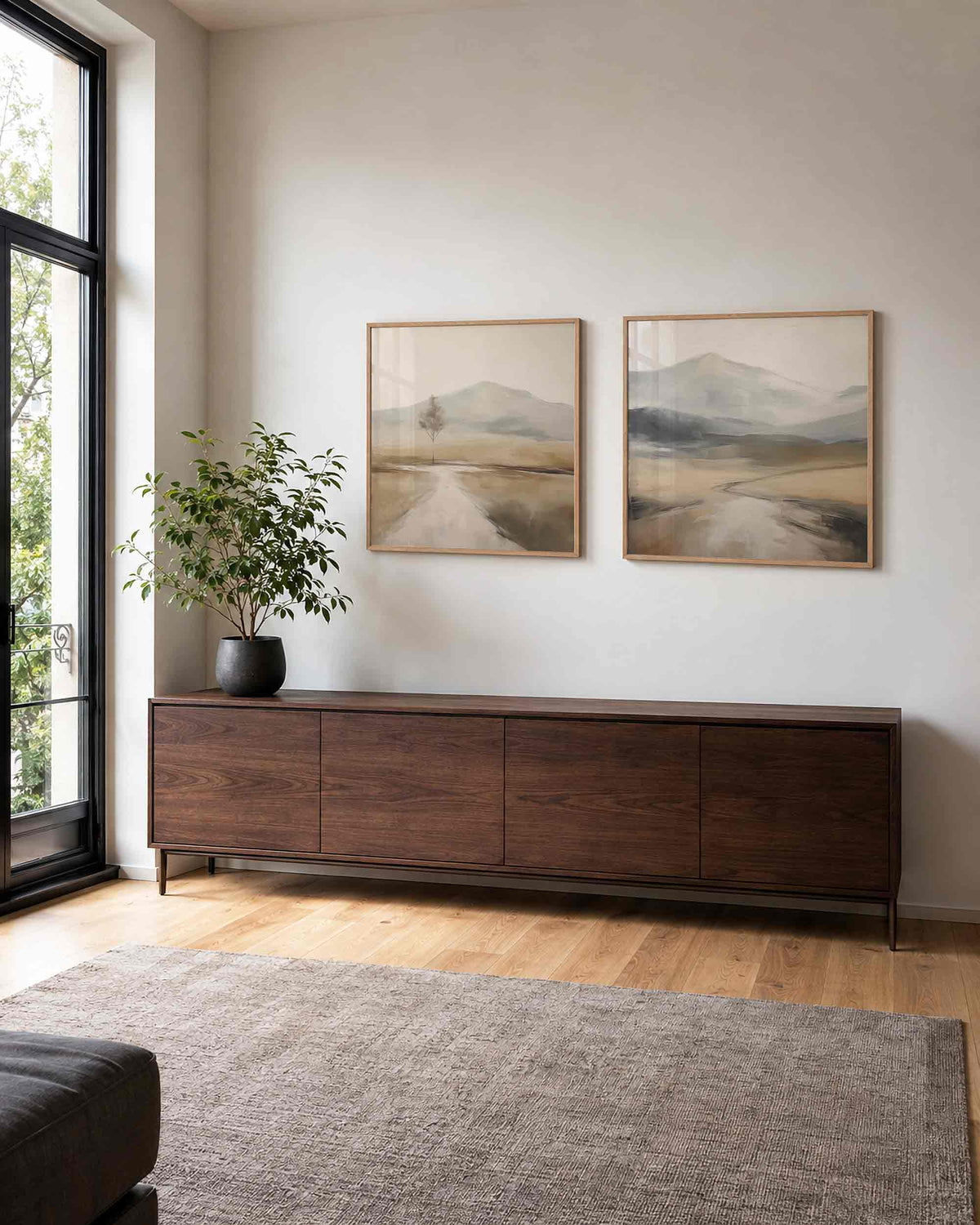 Interieurpresentatie van een tweedelige vierkante posterset met berglandschap en eenzame boom