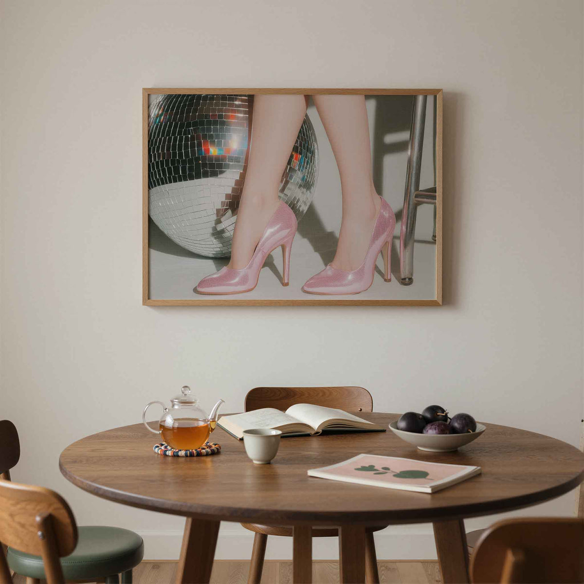 Roze schoenen en discobal – liggende moderne wanddecoratie van WallArtistic