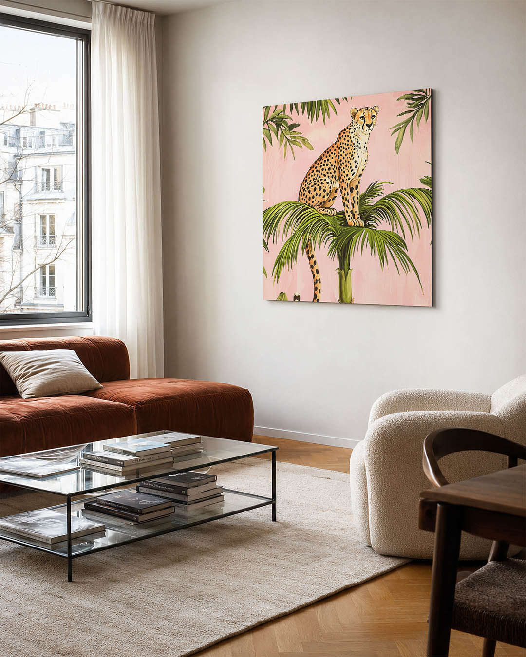 Luipaard op palm kunstwerk – vierkante wanddecoratie – dit kunstwerk toont een luipaard zittend op een palmboom tegen een