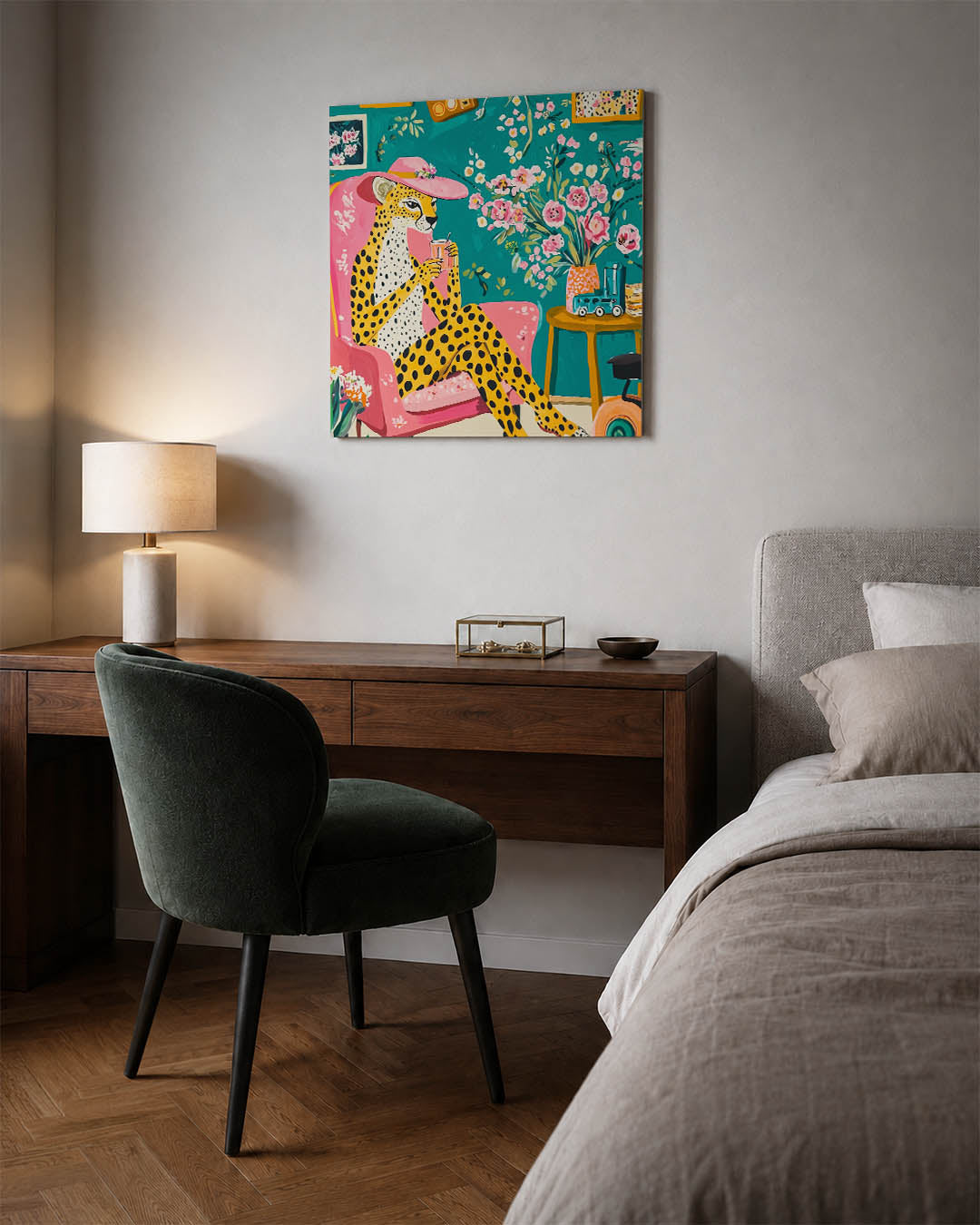 Vrolijke dierenkamer kunstwerk – materiaalweergave – dit werk toont een luipaard in een roze stoel met bloemen en speelgoed.