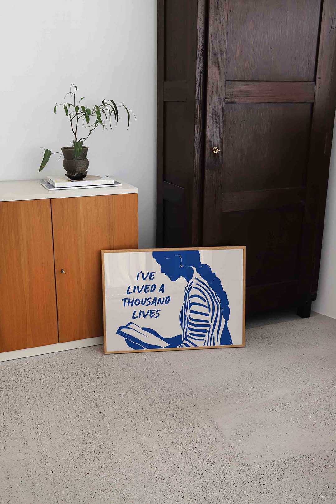 Lezende vrouw – hedendaagse illustratie als liggende poster
