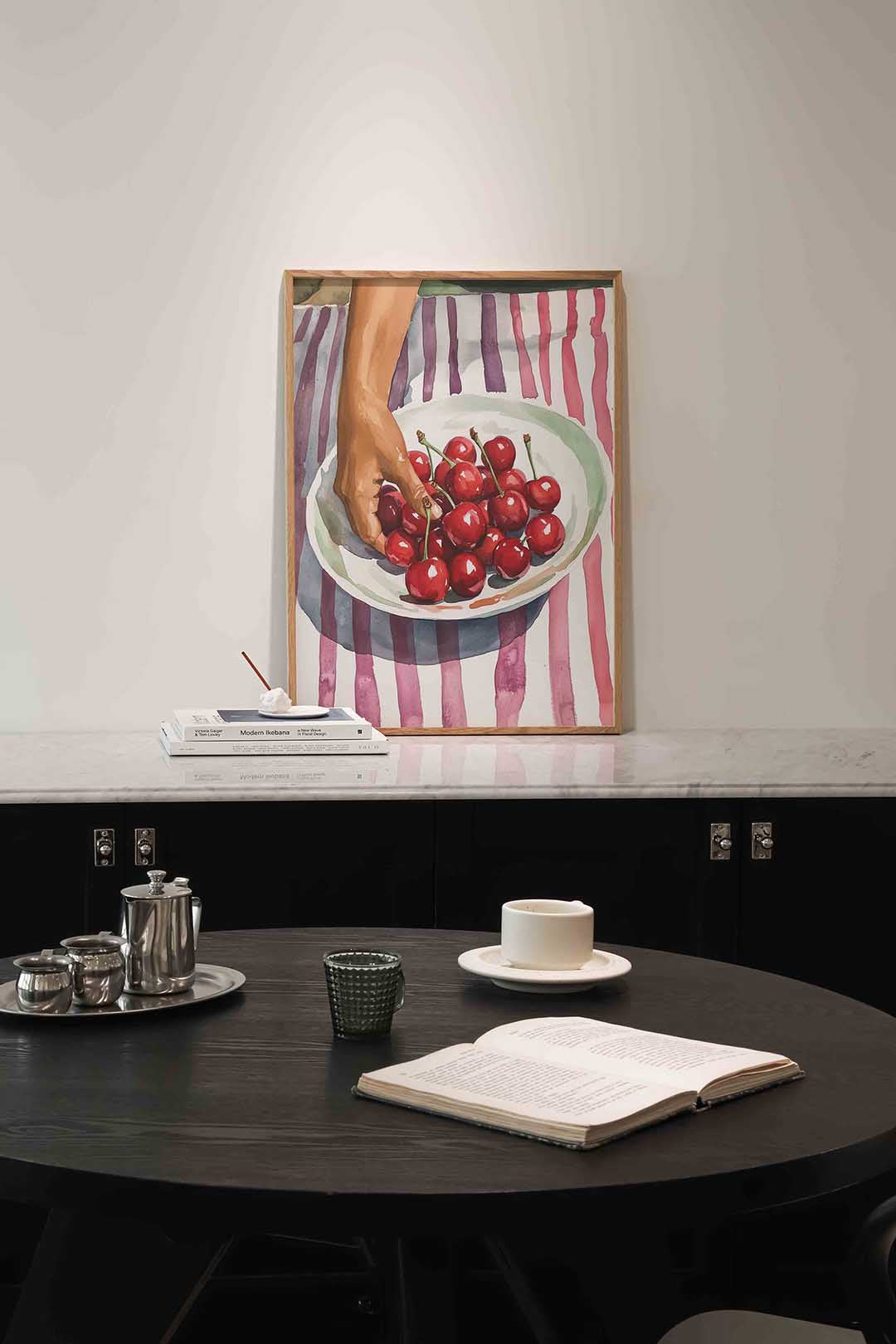 Kersen op schaal – moderne poster in staand formaat