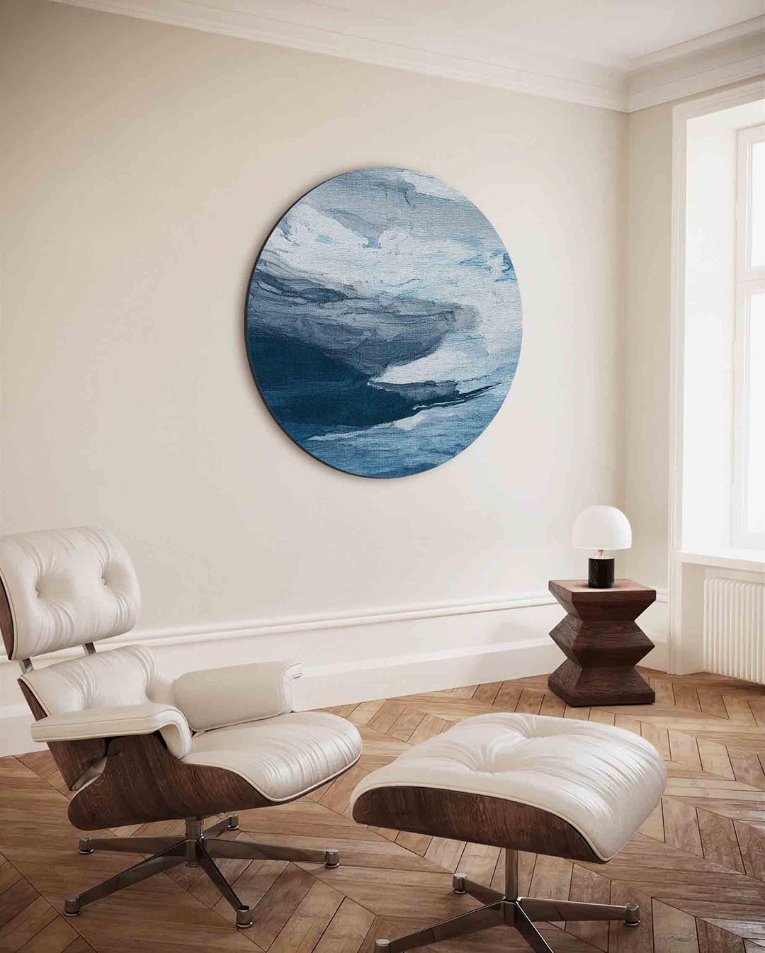 Blauwe lucht en wolken – moderne ronde wanddecoratie met vrouwelijk portret