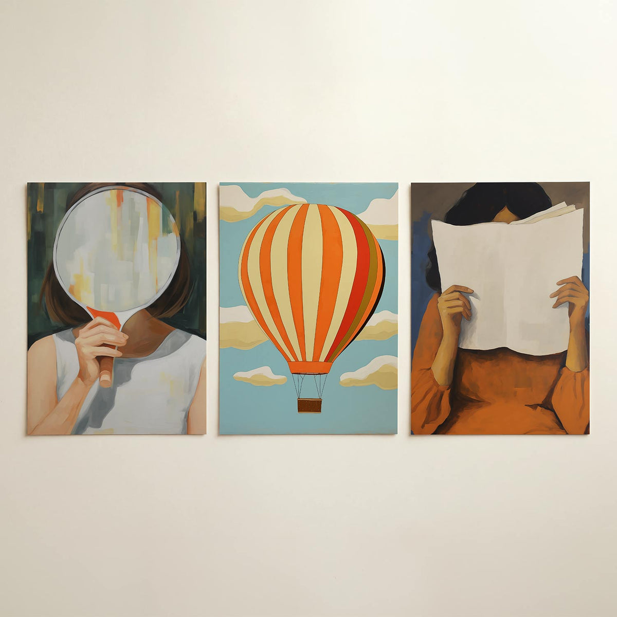 Spiegelvorm en kleur driedelige posterset in interieur