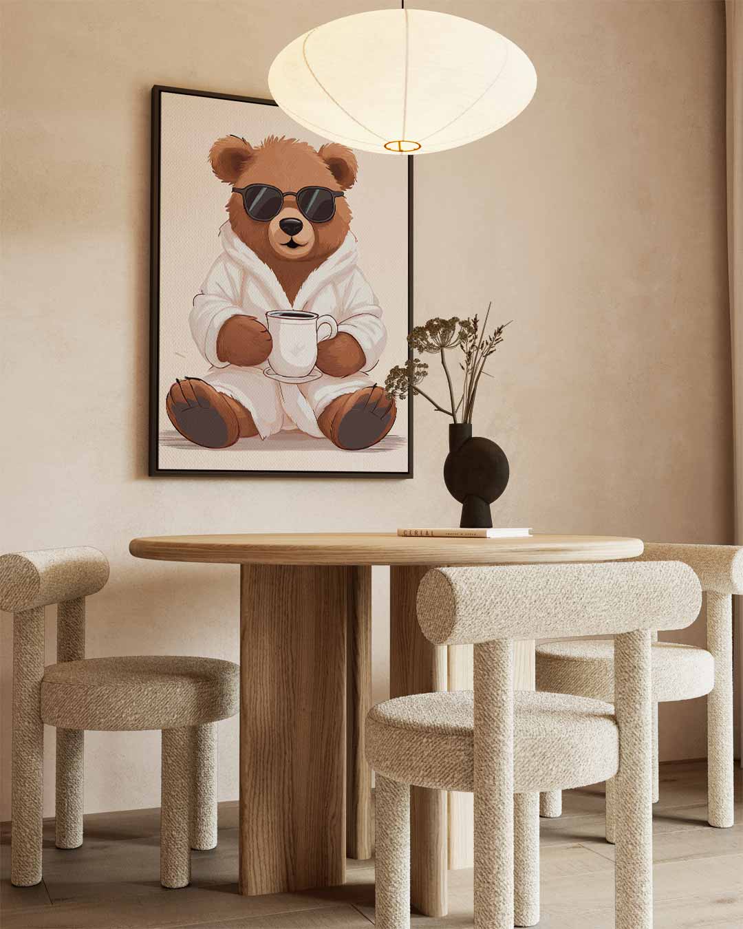 Relaxte Beer Met Koffie – staand kunstwerk voor modern interieur