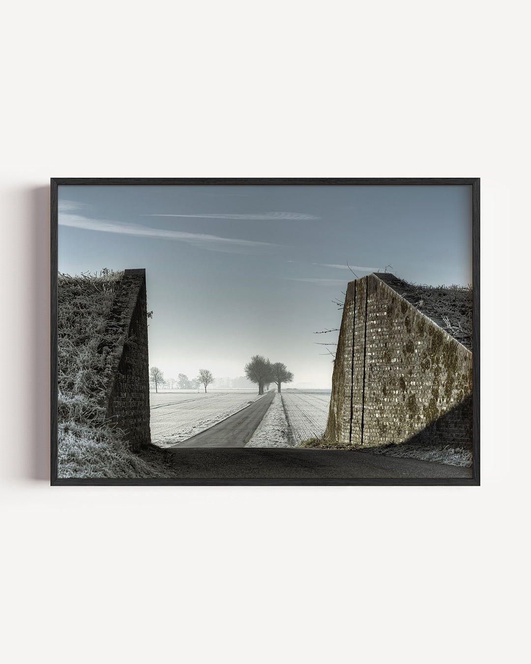 Winterse weg poster – liggende wanddecoratie – een serene winterse scène met een weg die tussen besneeuwde velden en bomen