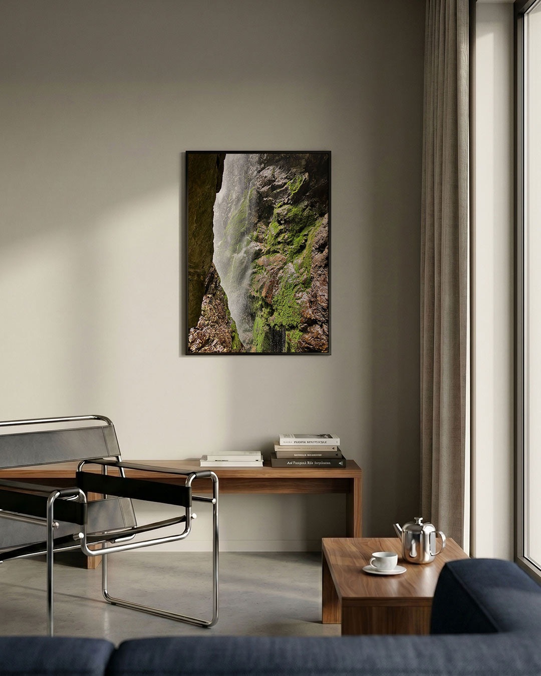 Rotsachtige waterval poster – detailweergave – deze poster toont een waterval die langs groene, met mos bedekte rotsen
