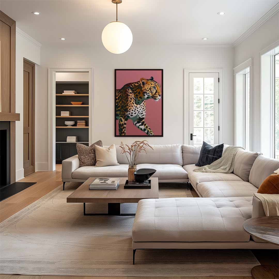 Elegante Luipaard op Roze Achtergrond – dibond wanddecoratie in staand formaat