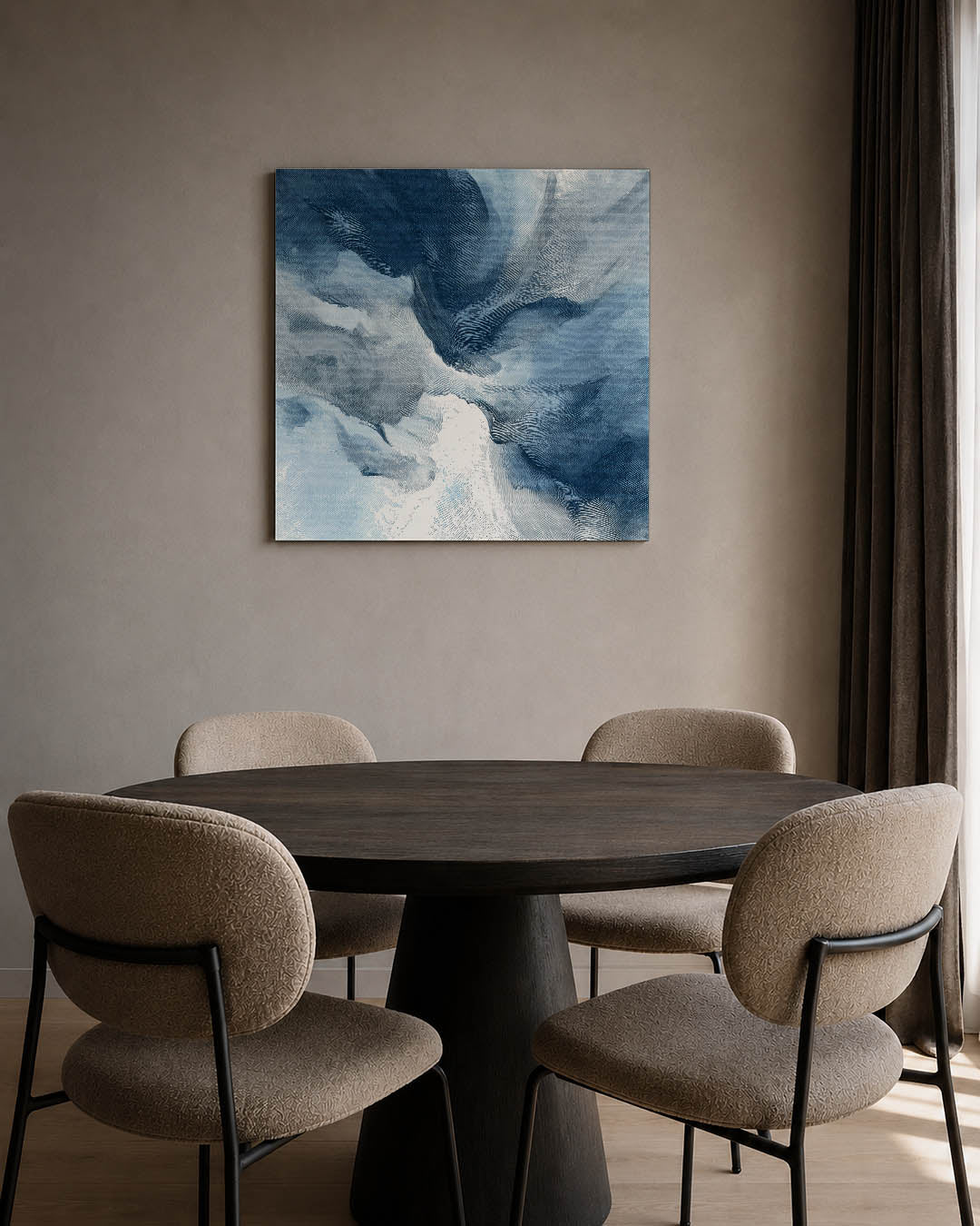 Golvende blauwe vormen kunstwerk – tweede productweergave – dit werk toont vloeiende lijnen en golvende vormen in