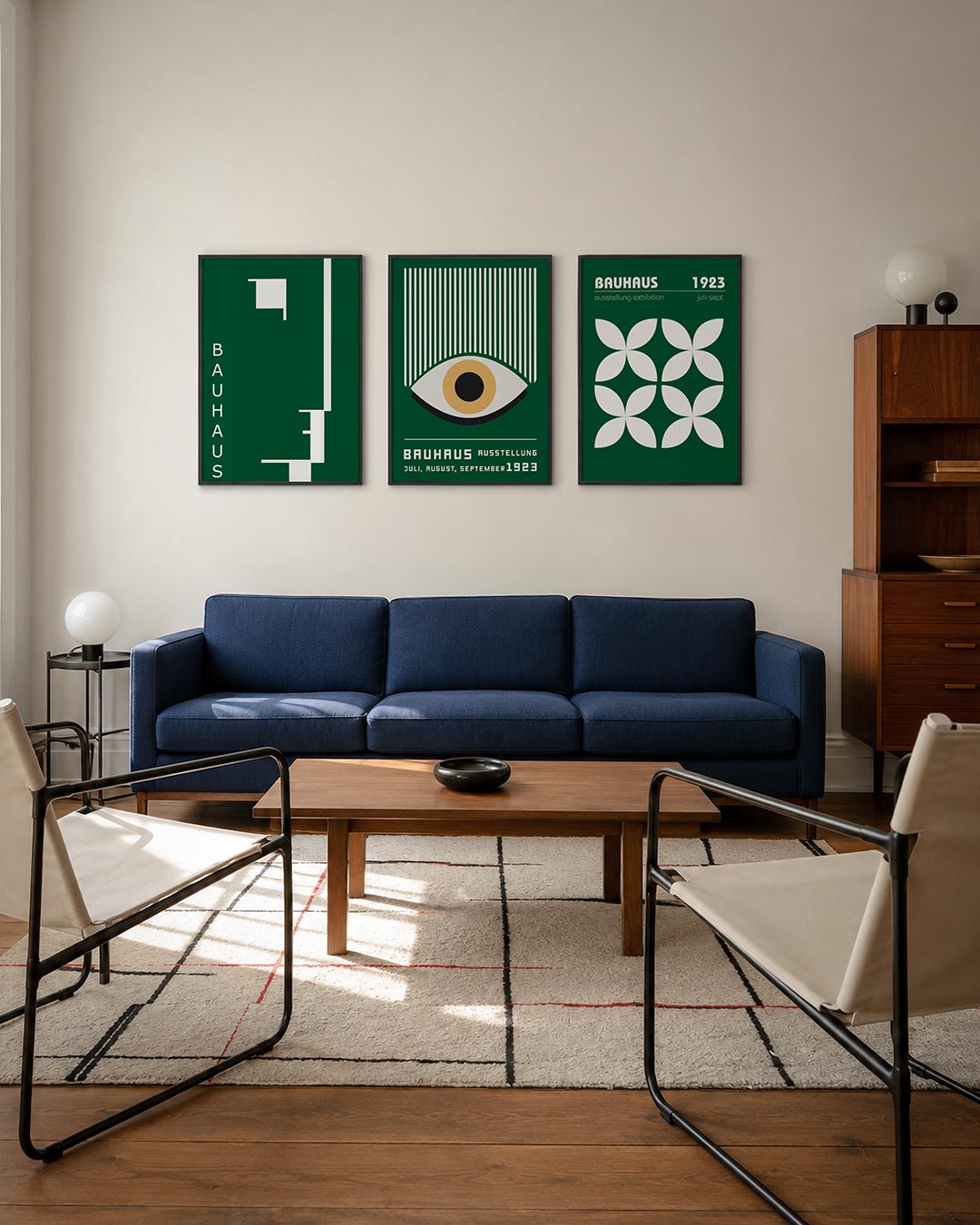 Strakke lijnenspel driedelige posterset – donkergroene achtergrond met witte geometrische vormen en verticale letters. De