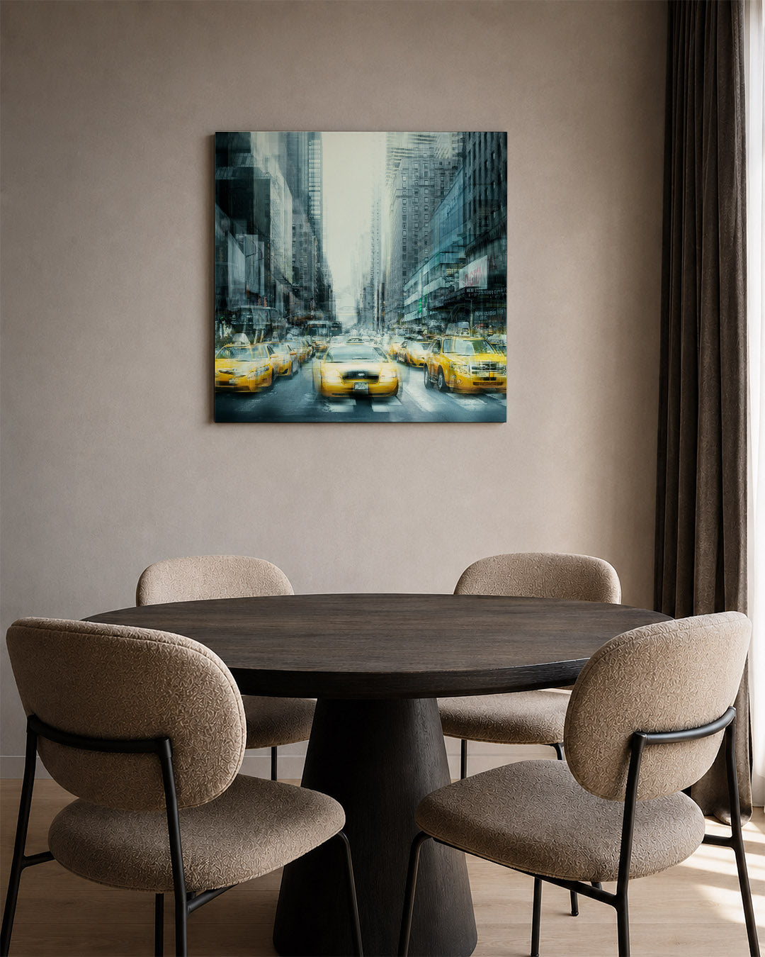Stedelijke dynamiek kunstwerk – tweede productweergave – deze kunstwerk toont een drukke stadsscène met taxi's en hoge