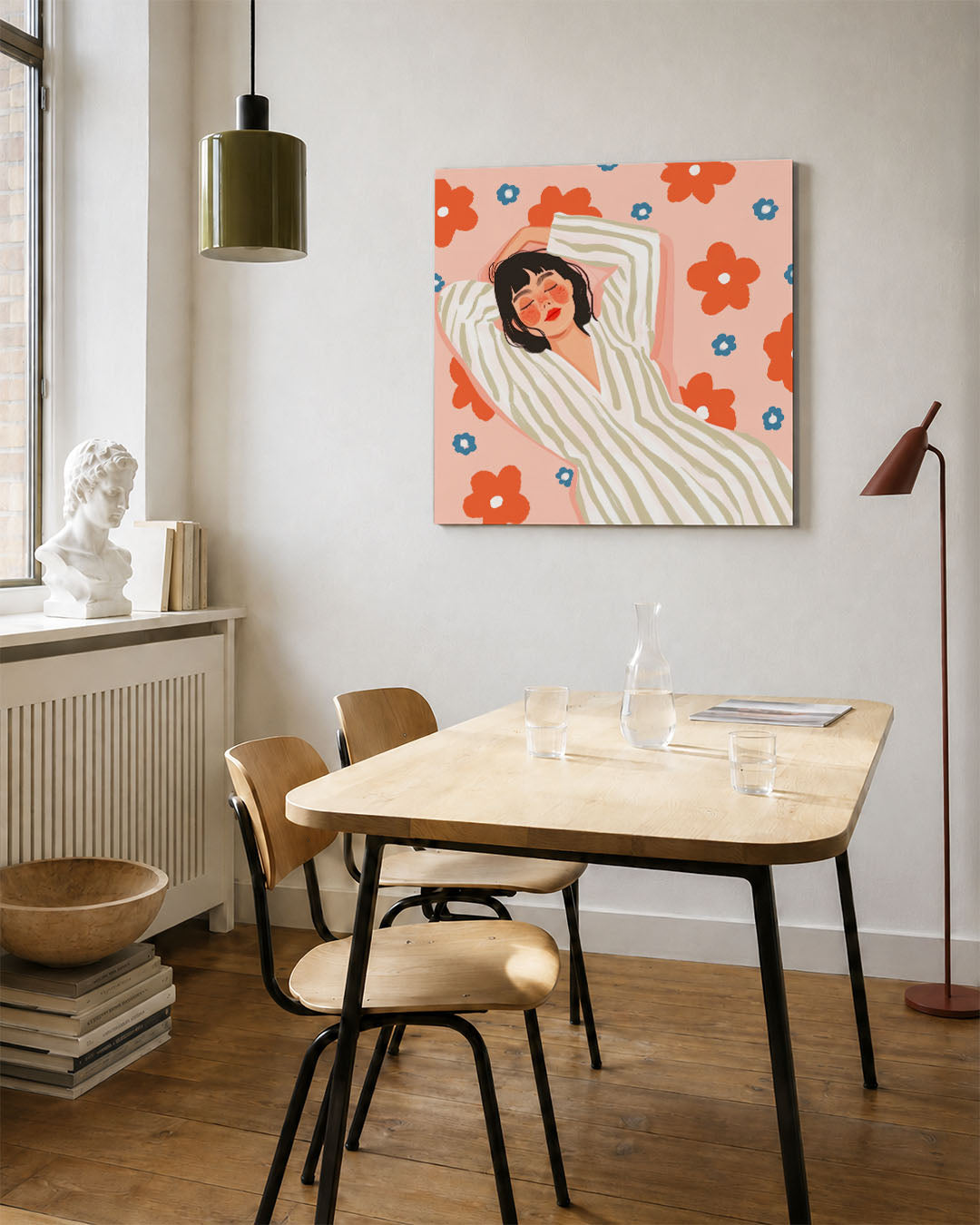 Vrouw met bloemen kunstwerk – vierkante wanddecoratie – dit werk toont een ontspannen vrouw in een gestreepte jurk, omringd