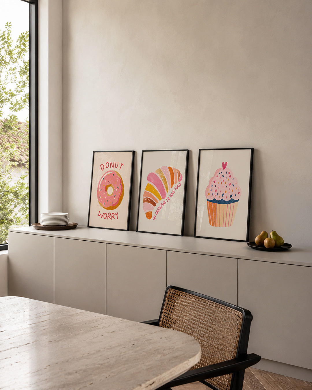 Zoete inspiratie posterset – detailweergave – een vrolijke donut met roze glazuur en kleurrijke